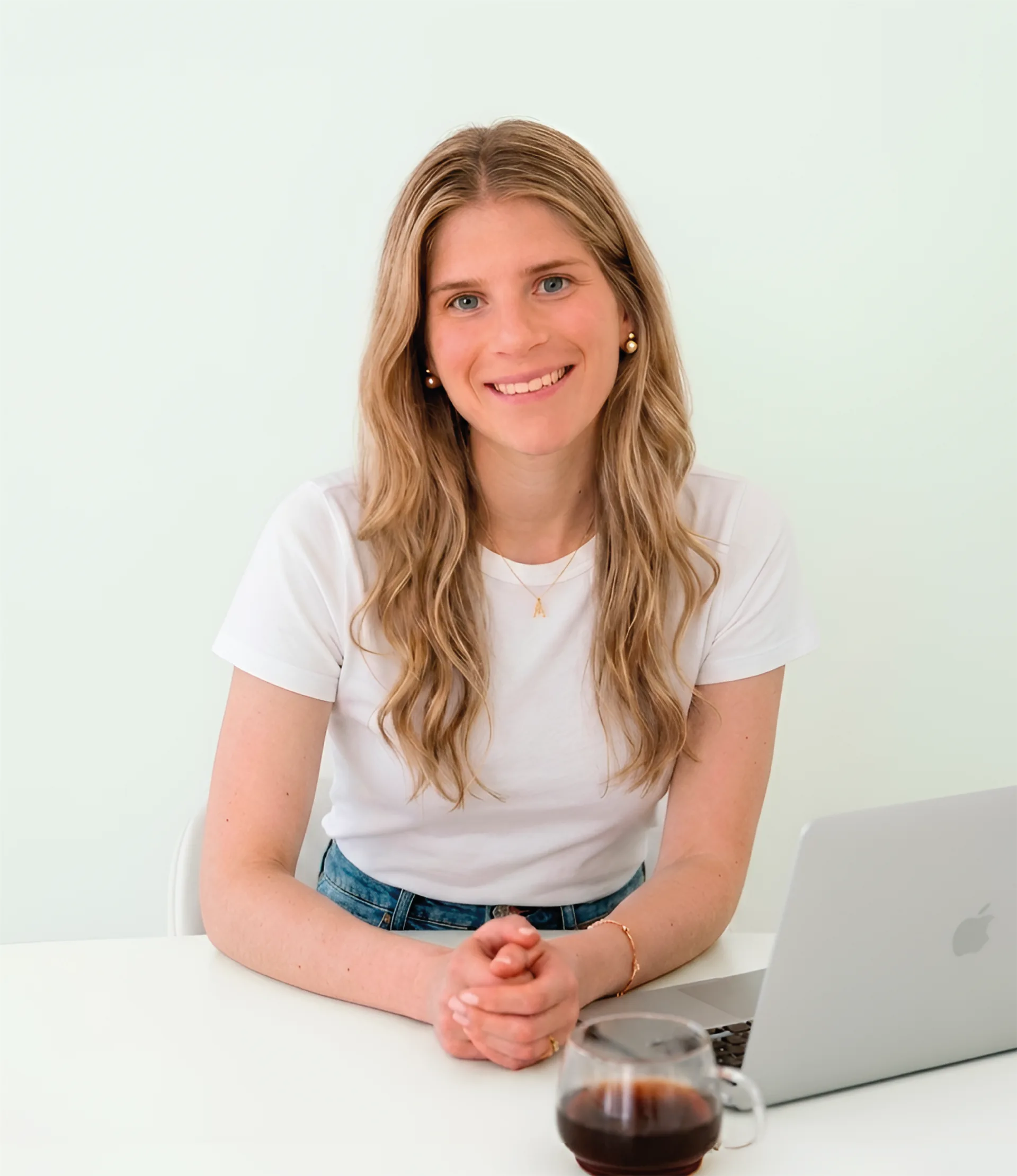 Adriana Bergues en su escritorio